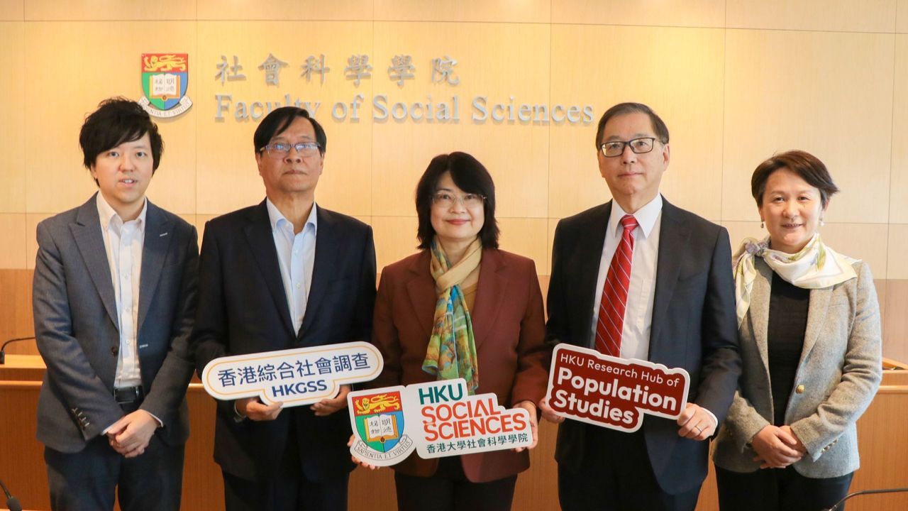 香港大學人口研究中心公布首份「香港綜合社會調查」，（左起）：團結香港基金副總裁兼公共政策研究院執行總監水志偉、郭一葦慈善基金代表郭家聲、香港大學社會科學學院院長文鳴教授、港大人口研究中心總監方偉晶教授、港大秀圃老年研究中心總監及人口研究中心副總監樓瑋群教授。