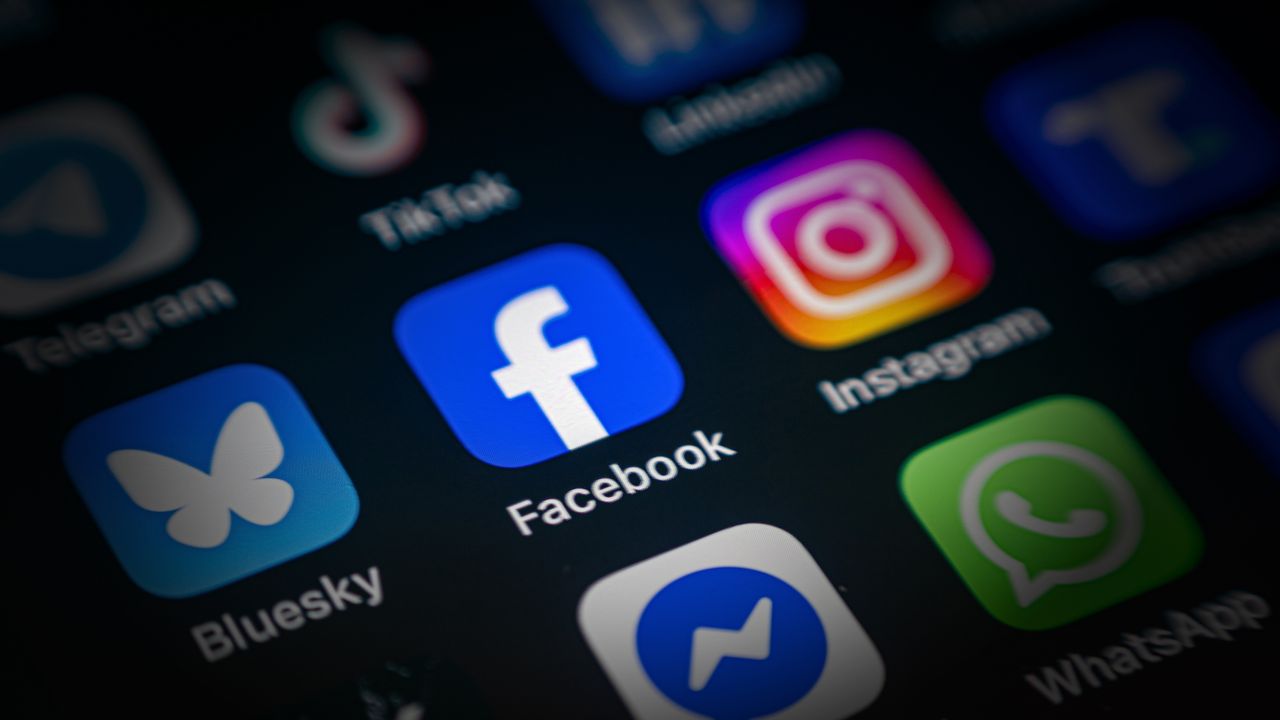 社交媒體上充斥鋪陳炫耀五光十色生活的內容,立法會議員鄧飛指會扭曲青少年的價值觀。(Shutterstock)