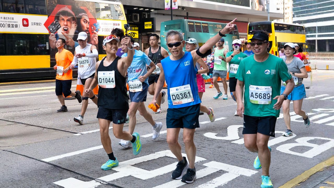 港大醫學院院長劉澤星教授，今年挑戰半馬賽事，並帶領超過300位教職員與學生參加。（作者提供）