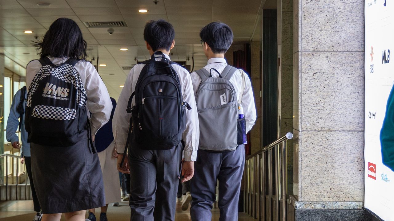 可能也有人會私下抱怨校服單調、或嫌棄它不時尚，但長大後的我們，卻總會懷念起當年每日都要穿上的那套整齊劃一的衣衫。（Shutterstock）