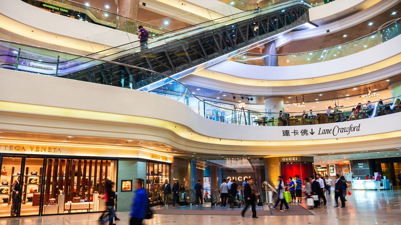 跨境網購的運作模式會削弱本地商戶的競爭力，加速擠壓他們的生存空間。（Shutterstock）