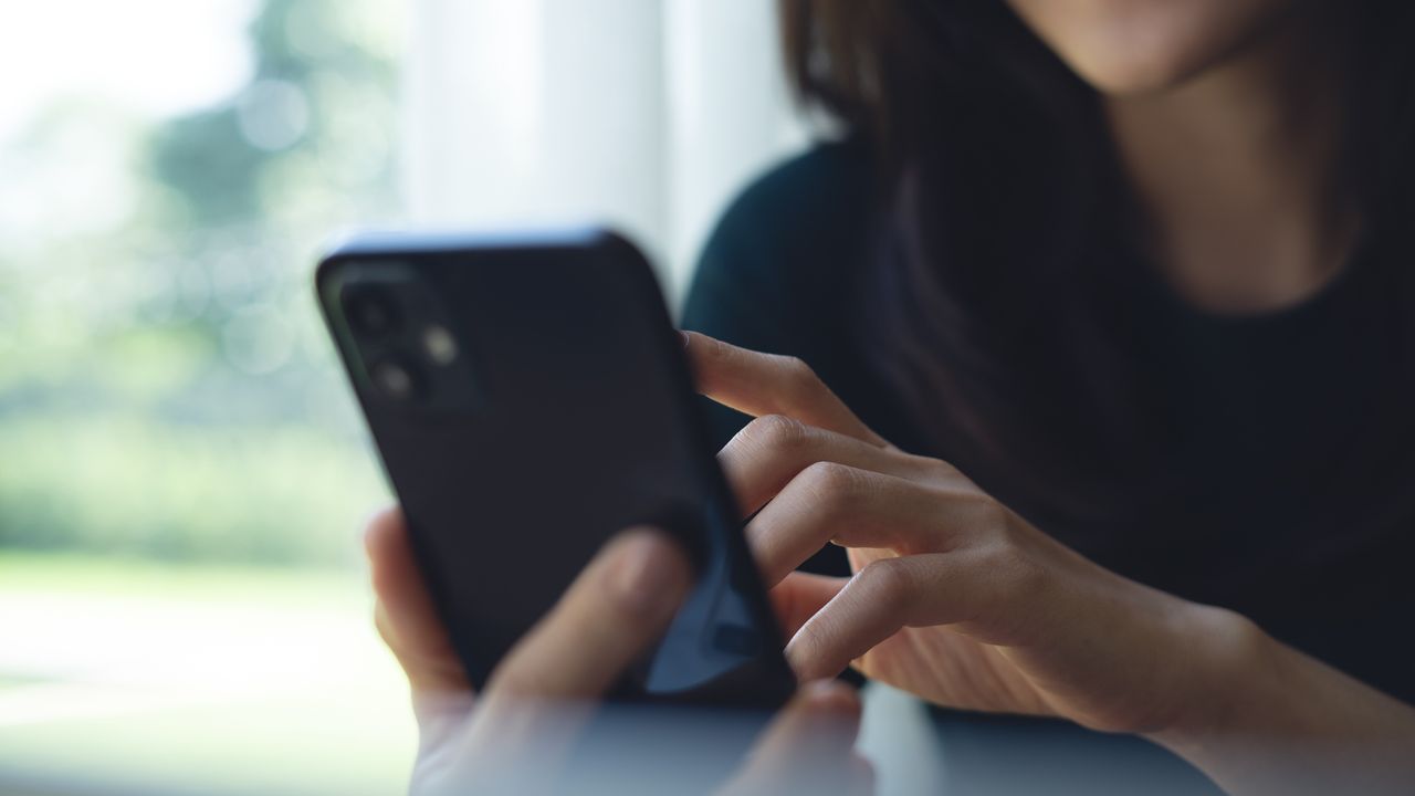 課堂時間是朝八晚四，備課批改作業帶活動等工作肯定是課後時間處理，還有應付校政和家長聯繫。