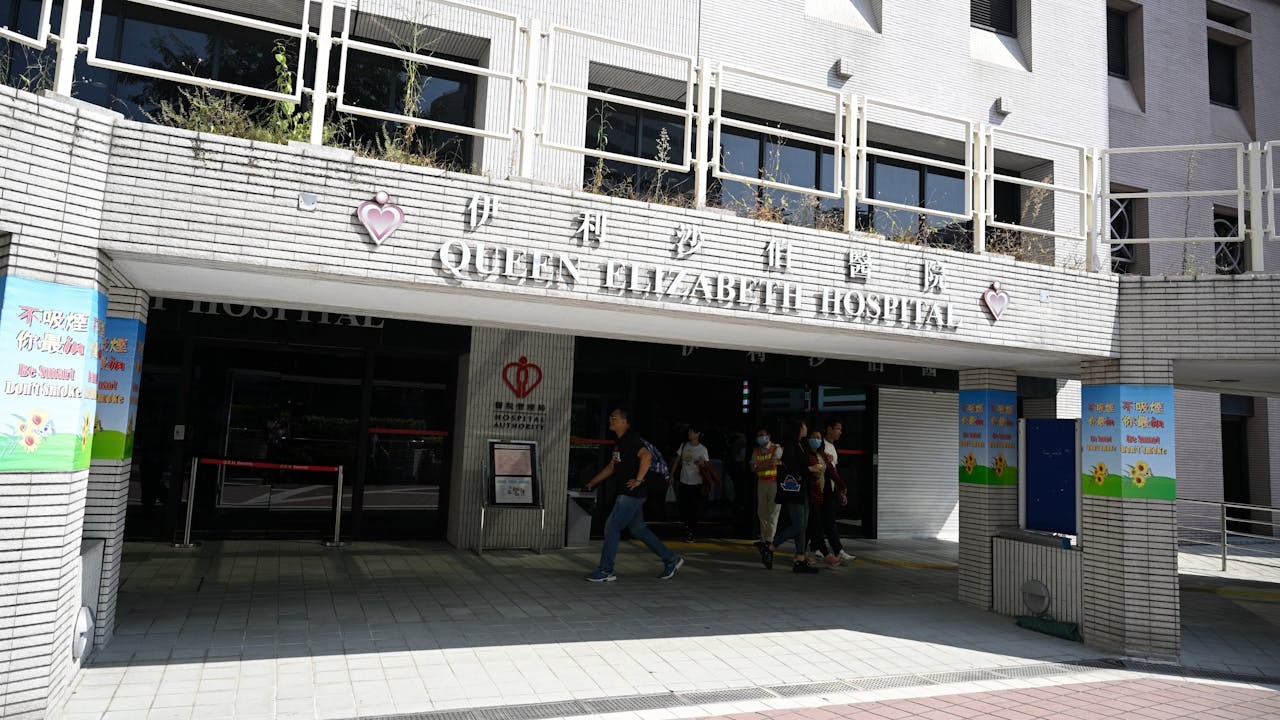 與時並進的公院收費改革，目標並非削減醫療開支，而是要扭轉結構失衡的資源錯配現象。（Shutterstock）