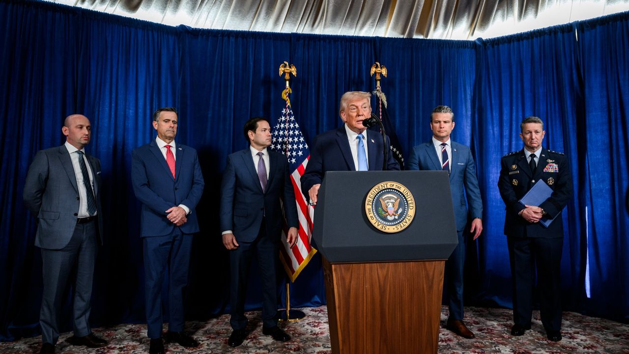 2026年1月3日,美國總統特朗普舉行新聞發布會,就「絕對決心」行動逮捕委內瑞拉總統馬杜羅一事發表講話。(白宮)