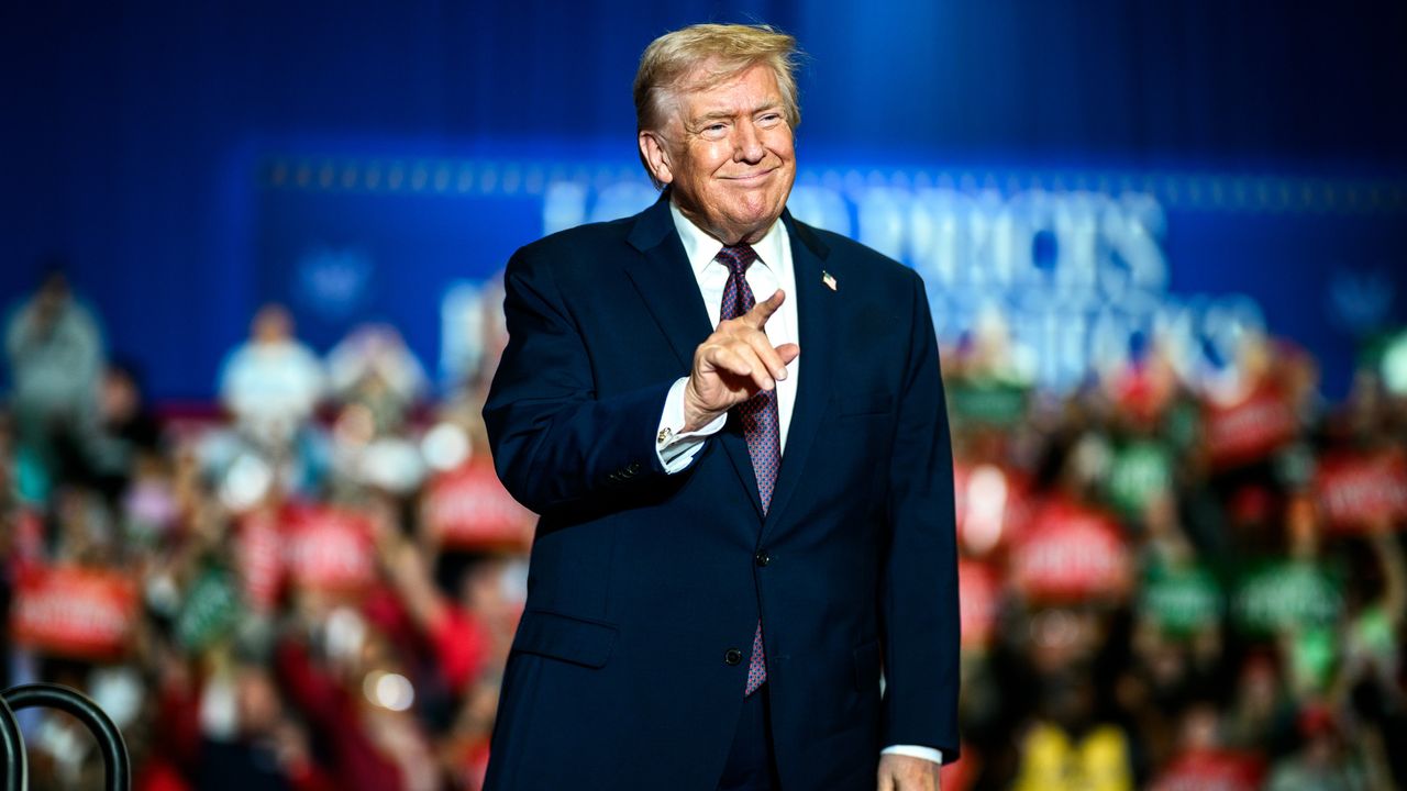 特朗普失意於諾貝爾和平獎後，大開殺戒，一年轟炸了分布在三大洲的七個國家，平了美國自己的世界紀錄。（白宮Flickr）