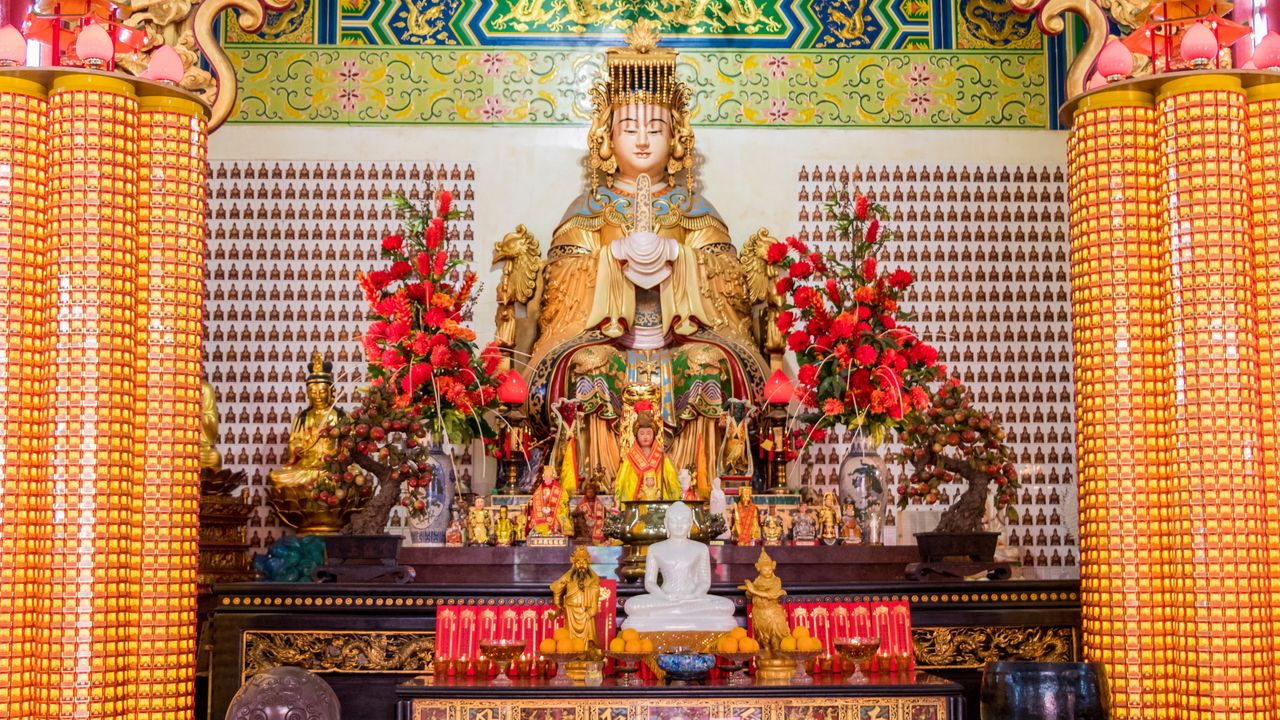 同一位神明，換個朝代、換個需要，名字、官服、故事主角都可以重新改寫。（Shutterstock）