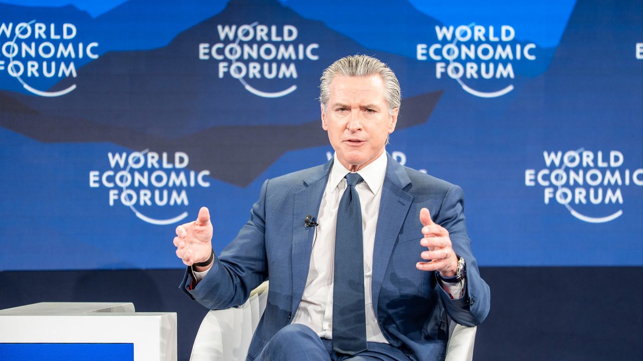 有客人話歐洲班領導人被特朗普侮辱已經慘，現在再被紐森加多腳，真係無地自容。（世界經濟論壇Flickr）