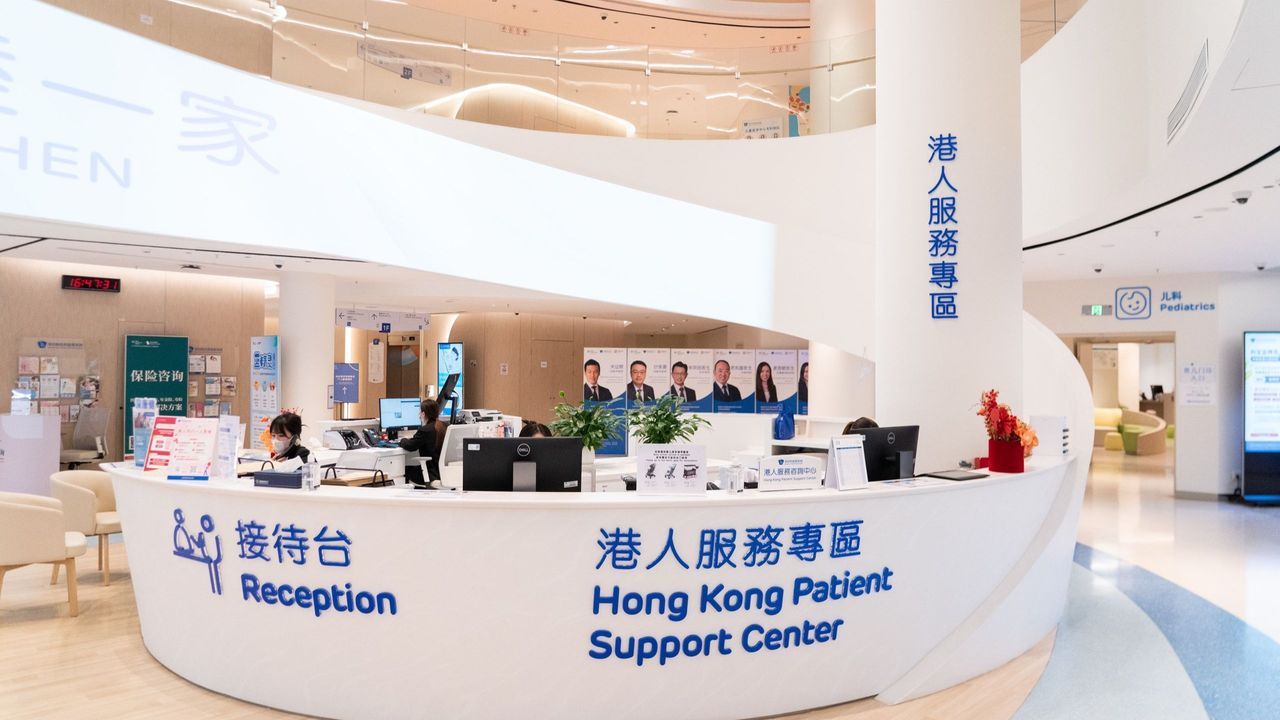 三間獲授權存放香港市民放射報告和影像的指定境外醫療機構為香港大學深圳醫院、深圳新風和睦家醫院和中山陳星海中西醫結合醫院。圖示醫衞局及深圳和睦家醫院團隊設立支援站，協助香港市民處理醫健通功能。（深圳和睦家醫院提供）