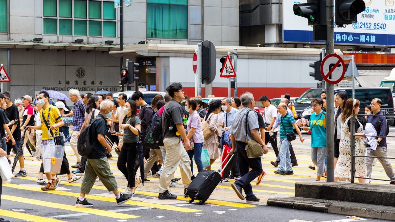 香港面對的國際環境也發生了劇變，美西方敵視香港，不再承認香港在一國兩制下是中國境內的一個特殊的地區，愈來愈不再把內地與香港區別對待，並認定香港的繁榮穩定不再符合美西方的核心利益。