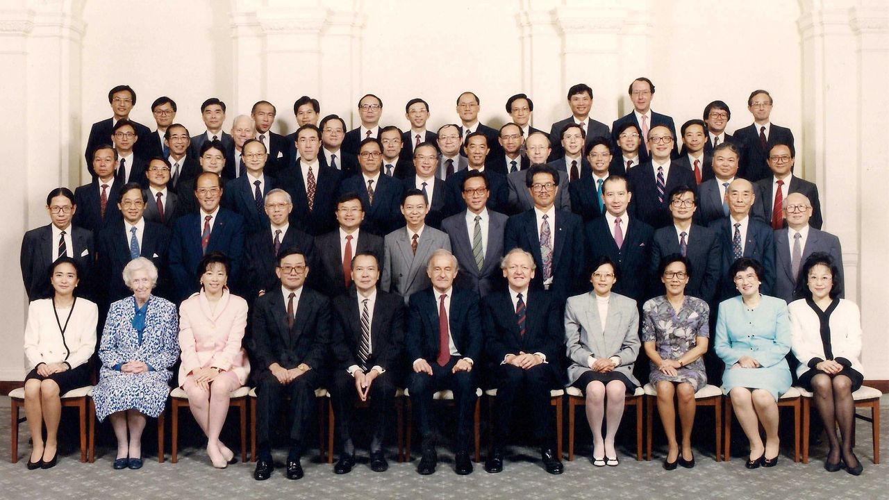 1991年立法局地區直選採用雙議席雙票制：每個選區有兩個議席，每名選民可投兩票。（立法會網）