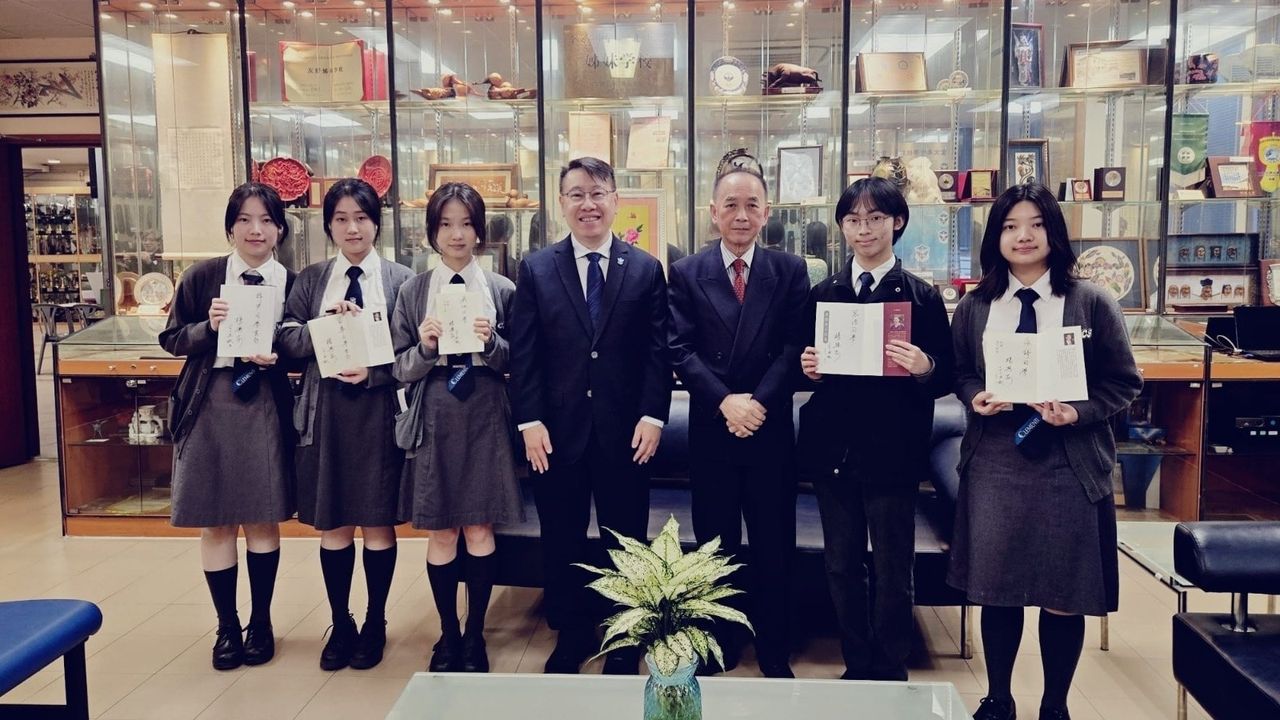 作者與母校同學合影。(作者提供)