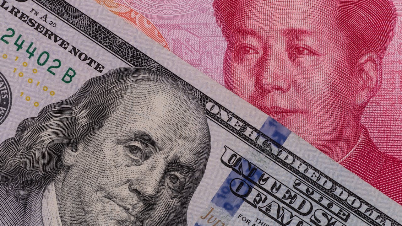 若美元持續疲軟，國際大宗商品價格回升，人民幣兌美元的適度升值也將緩解原材料價格上漲對中國經濟的衝擊，同時增長中國居民的國際購買力。（Shutterstock）