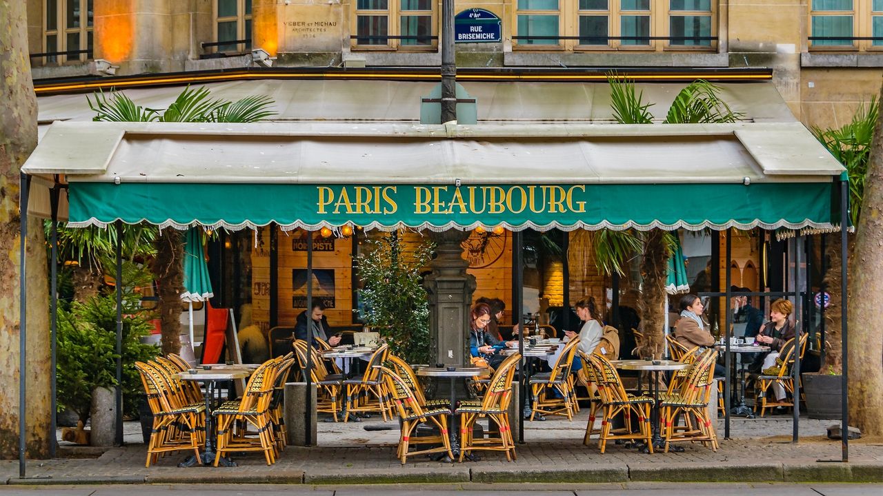 活在當下，仍得看我們的精神狀態如何，身體是否健康，是否仍可以負擔得起喝一杯咖啡的費用。（Shutterstock）