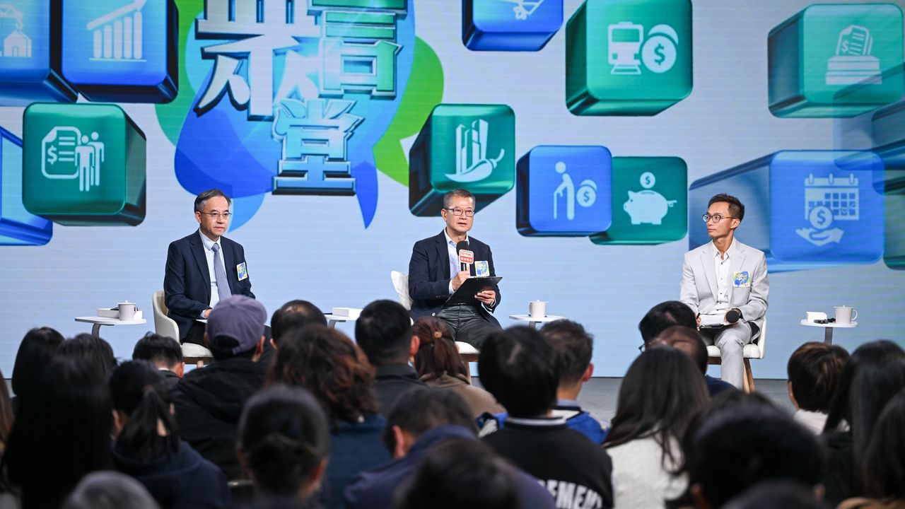 陳茂波(中)稱希望透過新一份《財政預算案》更好釋放經濟潛力、增強發展動能、普惠民生。(財政司司長辦公室)