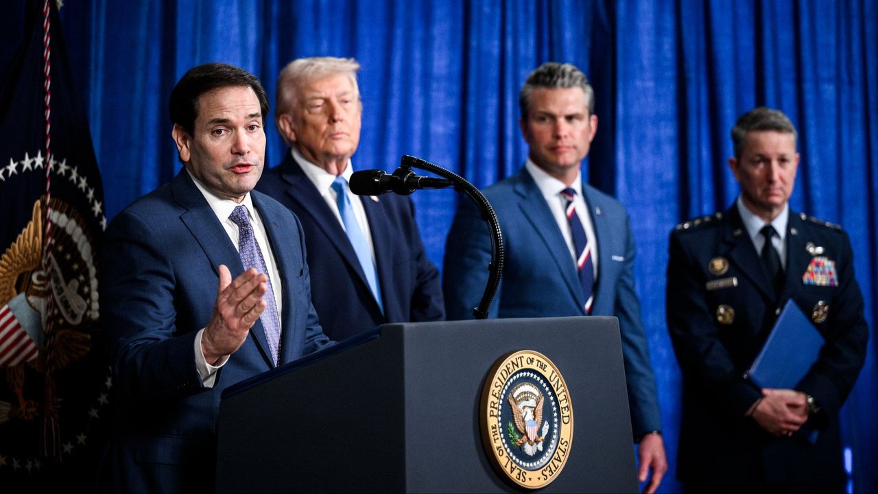 2026年1月3日，美國總統特朗普（左二）、國務卿魯比奧（左一）、戰爭部長赫格塞斯（右二）就委內瑞拉「絕對決心行動」逮捕該國總統馬杜羅舉行新聞發布會。（白宮）