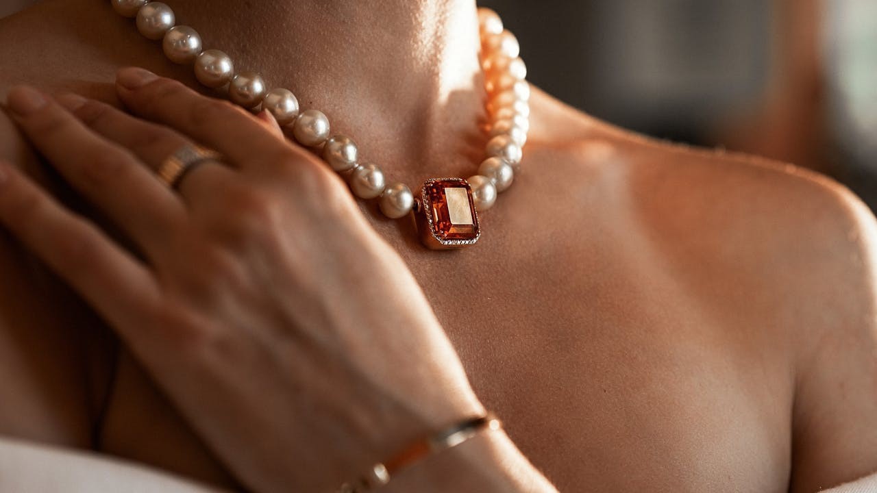 唯獨珠寶首飾，無論貴重與否，它們曾貼着我的體溫起伏，伴着心跳與呼吸，在日常舉手投足間靜靜相隨。（Shutterstock）