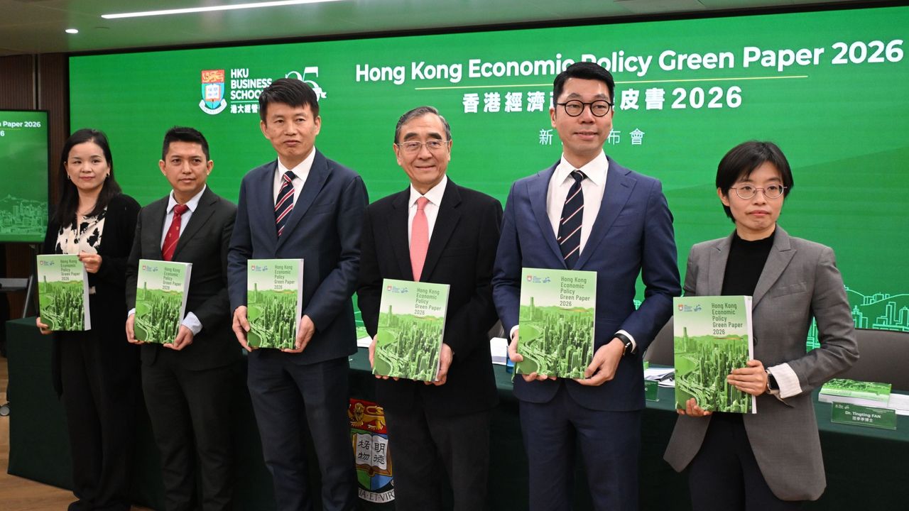 （左起）歐陽會銀教授、湯勇軍教授、蔡洪濱教授、王于漸教授、鄧希煒教授和范亭亭博士講解《香港經濟政策綠皮書2026》內容。