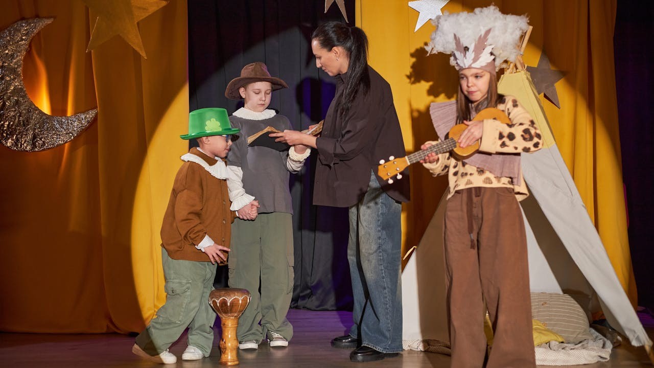 中一、中二學生是剛剛踏入中學的少年人,他們對舞台充滿好奇。(Shutterstock)