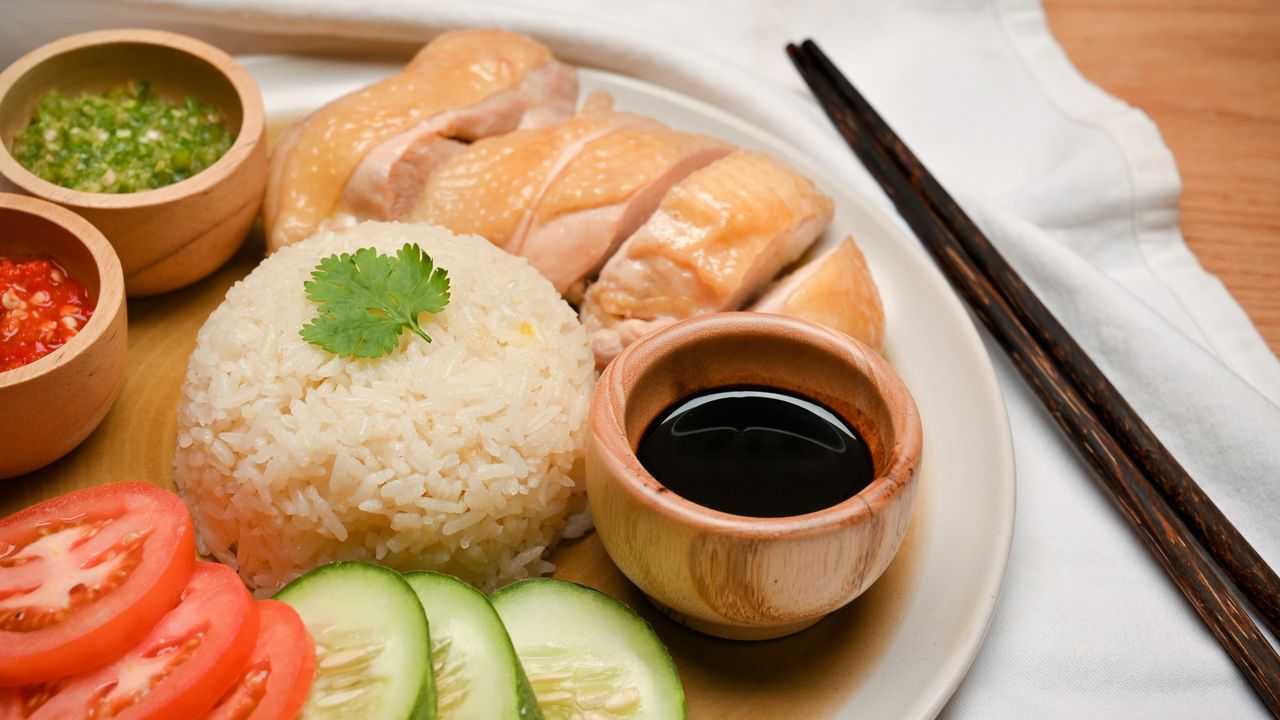 當你去到文昌市，餐館賣的全部是「文昌雞」和「文昌雞飯」，但在港澳及東南亞，則幾乎都是「海南雞飯」。（Shutterstock）