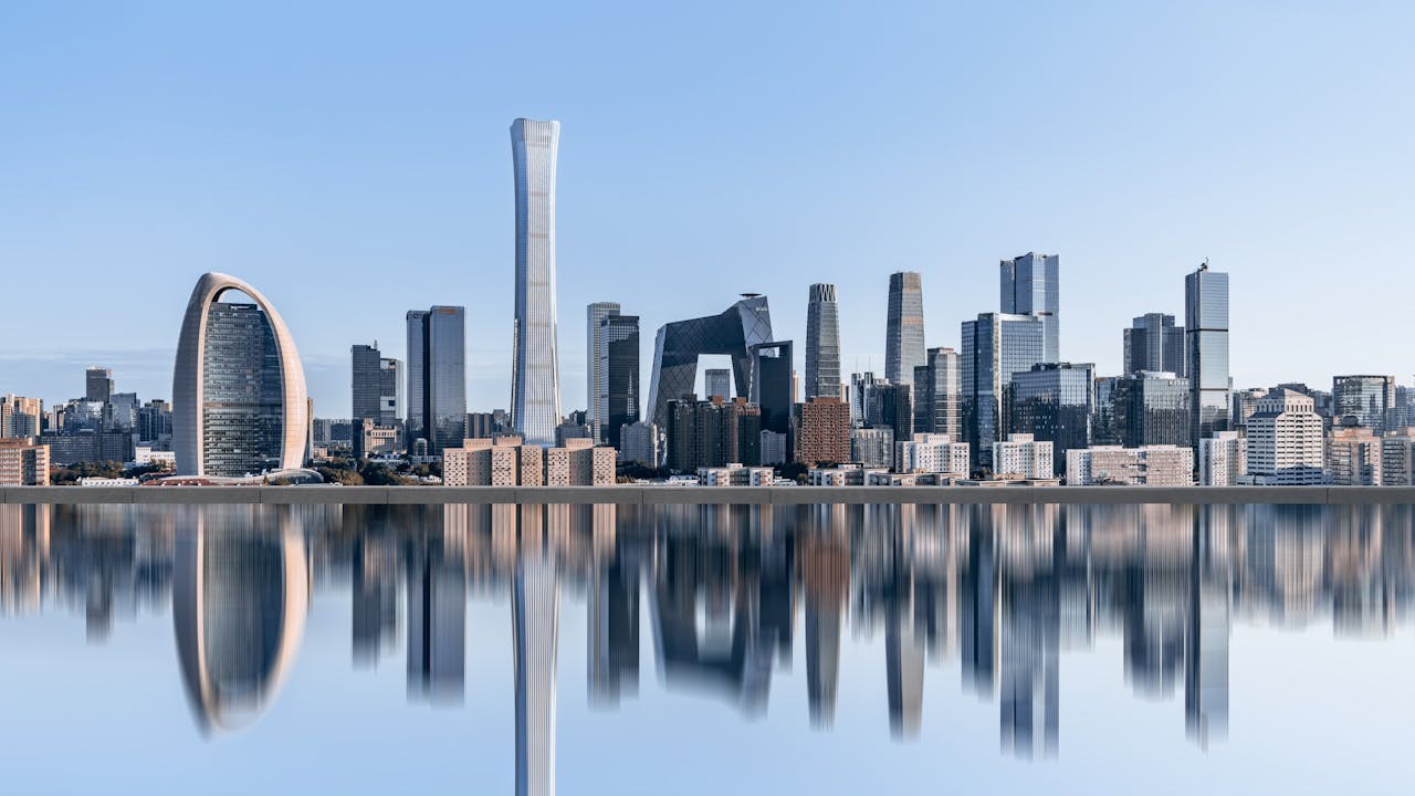 中國去年在外貿上表現亮眼，順差增幅大於20%，得益於製造業生產效率驚人，亦得力於中國努力通過一帶一路等平台，開闢了新的市場。（Shutterstock）