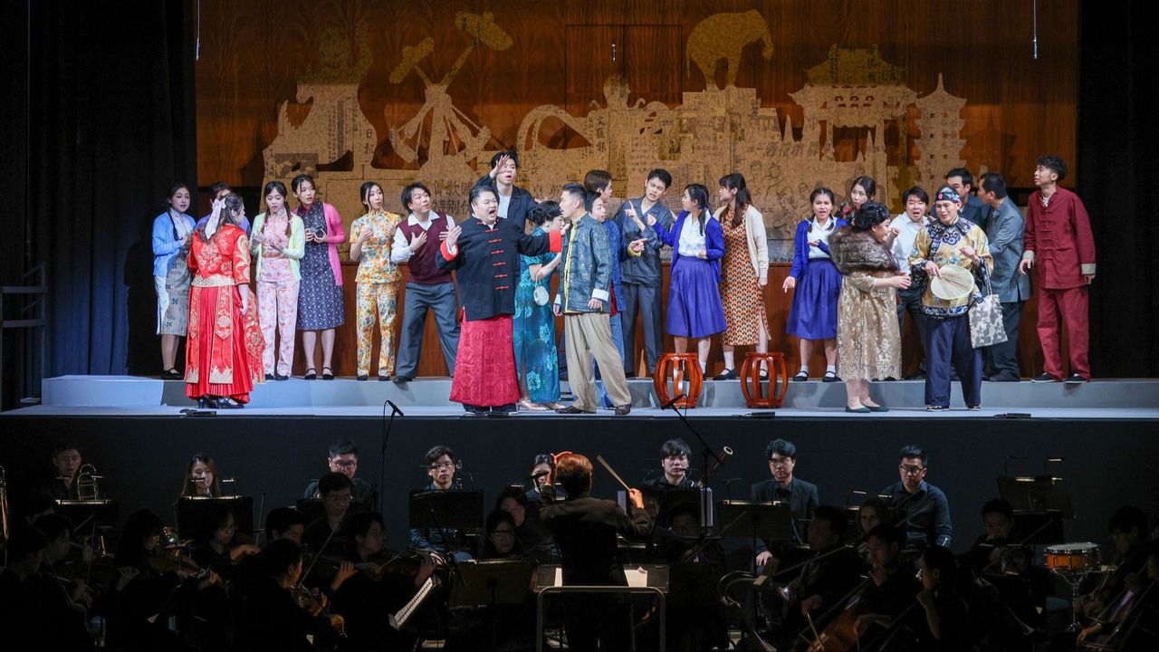 演出以半舞台形式進行，由葉詠詩（下方中間）指揮40人樂隊在舞台演奏，演、唱都在樂隊後面的高台上演出。