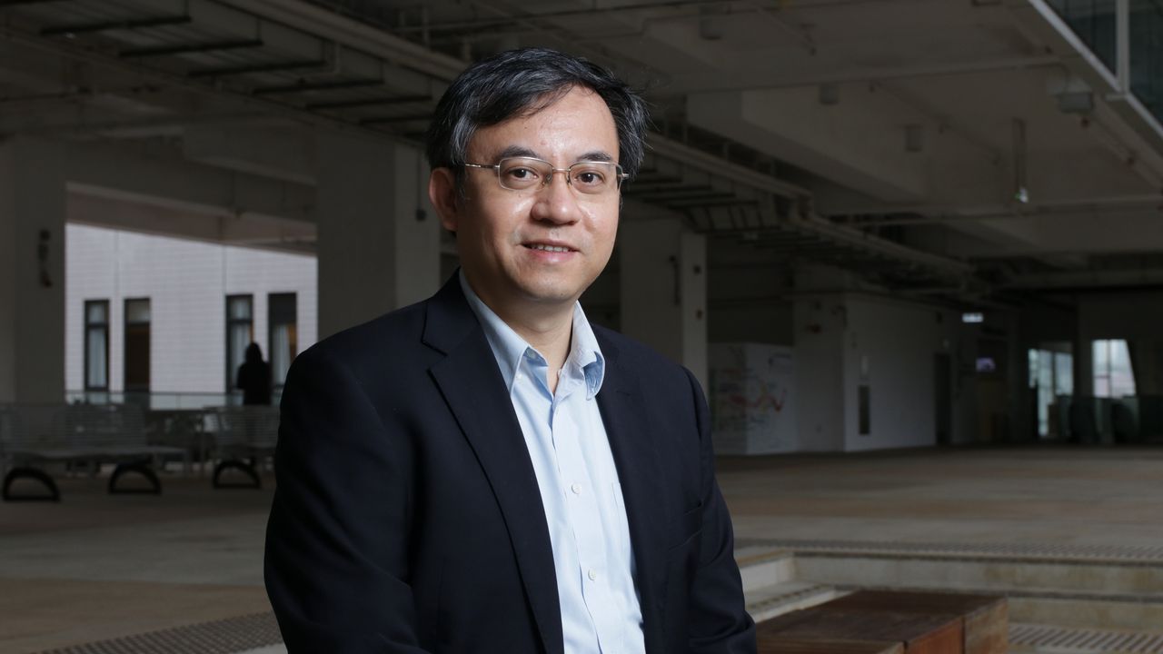 麥萃才教授相信財政盈餘的金額不會很大。（文灼峰攝）