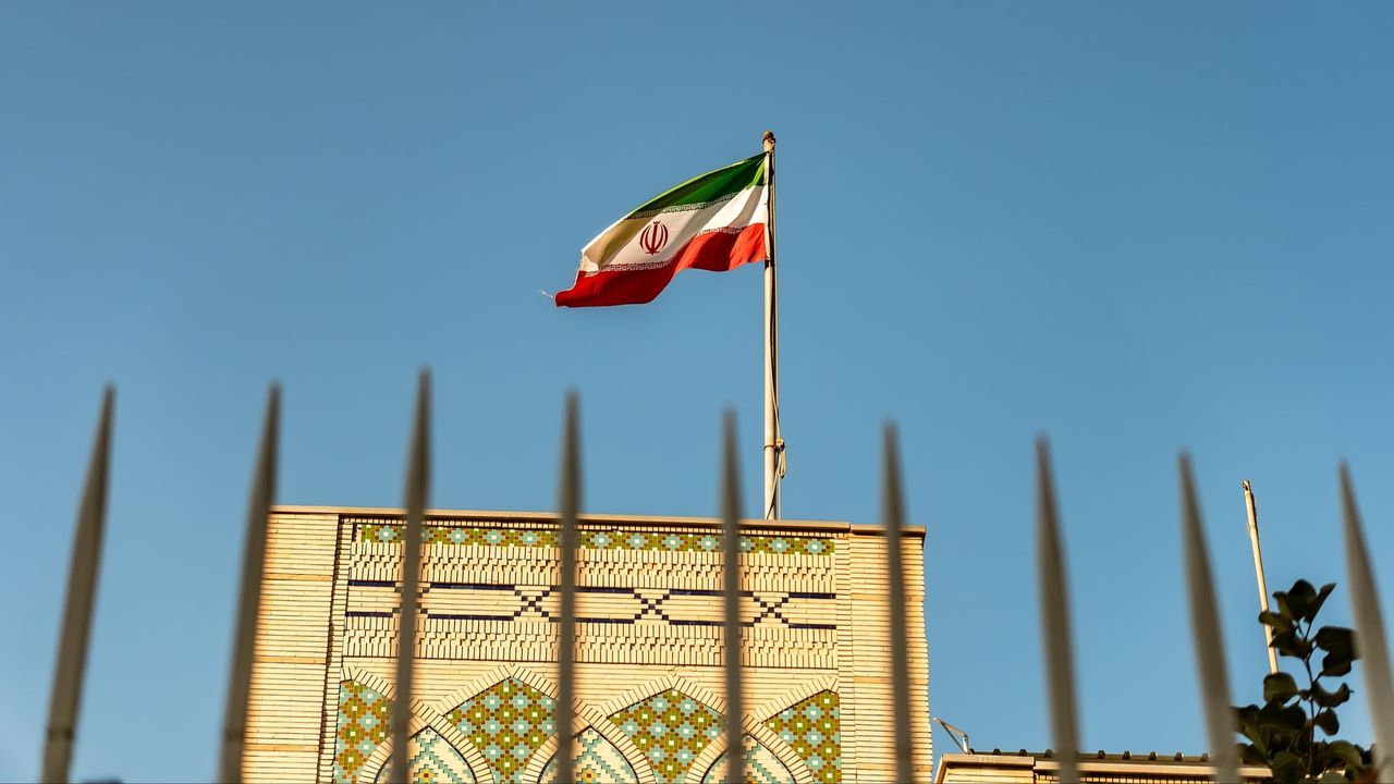 隨着特朗普政府重啟「極限施壓」並引入新的關稅手段,伊朗正陷入數十年來最嚴峻的經濟危機與政治動盪。(Shutterstock)