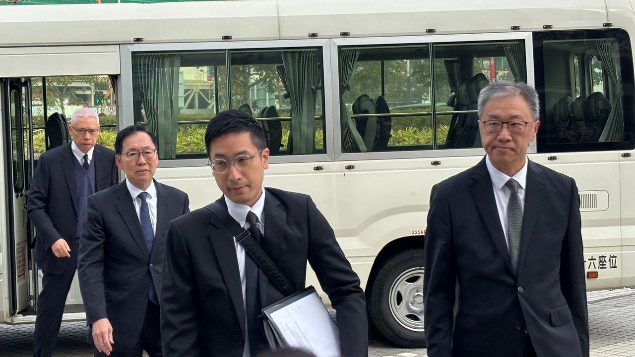 宏福苑火災獨立委員會主席陸啟康法官（右）、委員陳健波（左二）及歐陽伯權（左一）早上乘車到中環展城館開會。