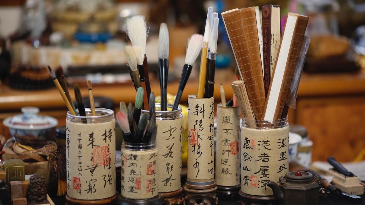 這些古雅的筆筒，輕盈地擺放在書桌上，為房間增添了一點書卷味。（作者提供）