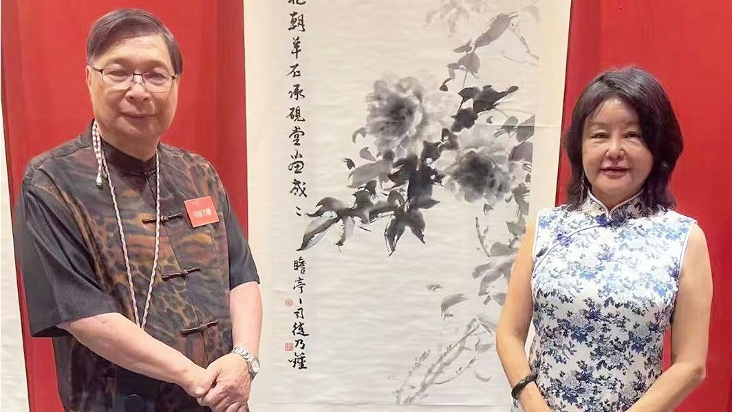 富貴猶餘翰墨香，司徒乃鍾與作者立於水墨牡丹前，猶香氣撲面而來。