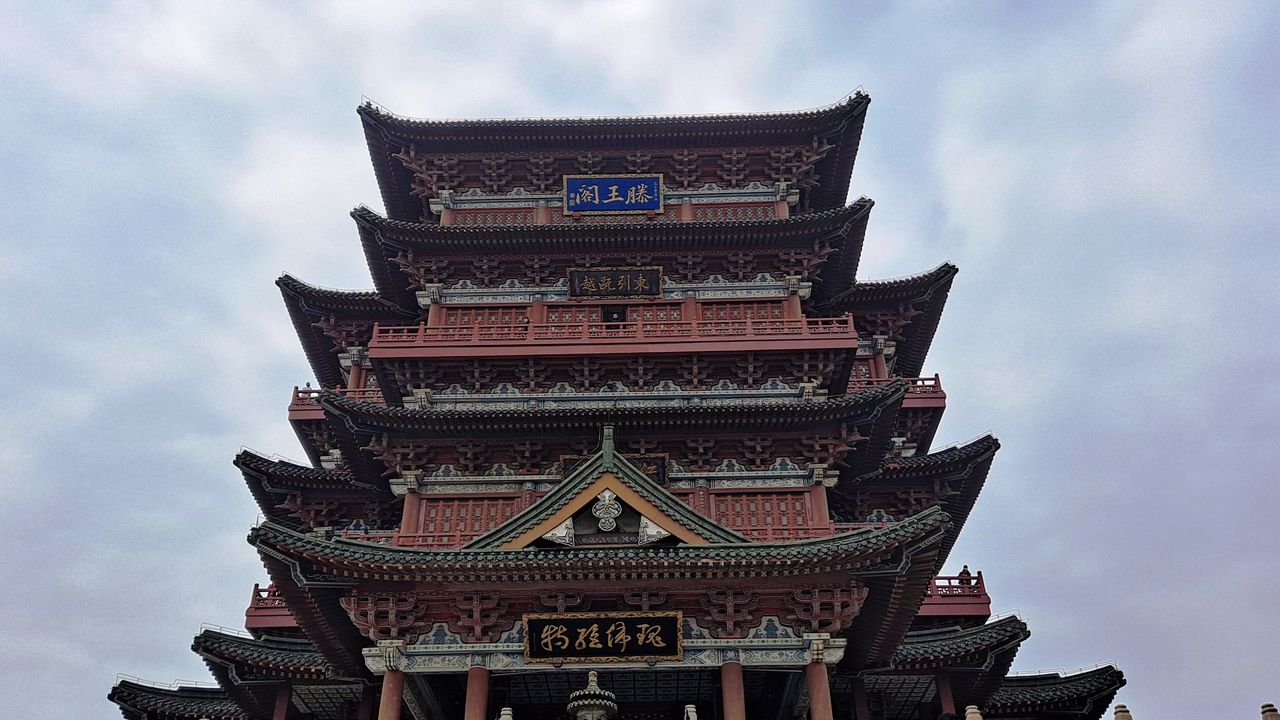 公元675年，唐朝洪州都督閻公重修滕王閣竣工，在重陽節設宴慶祝。著名文人王勃在此為炒雙層肉及洪都雞起名之趣事，也傳為佳話。（Wikimedia Commons）