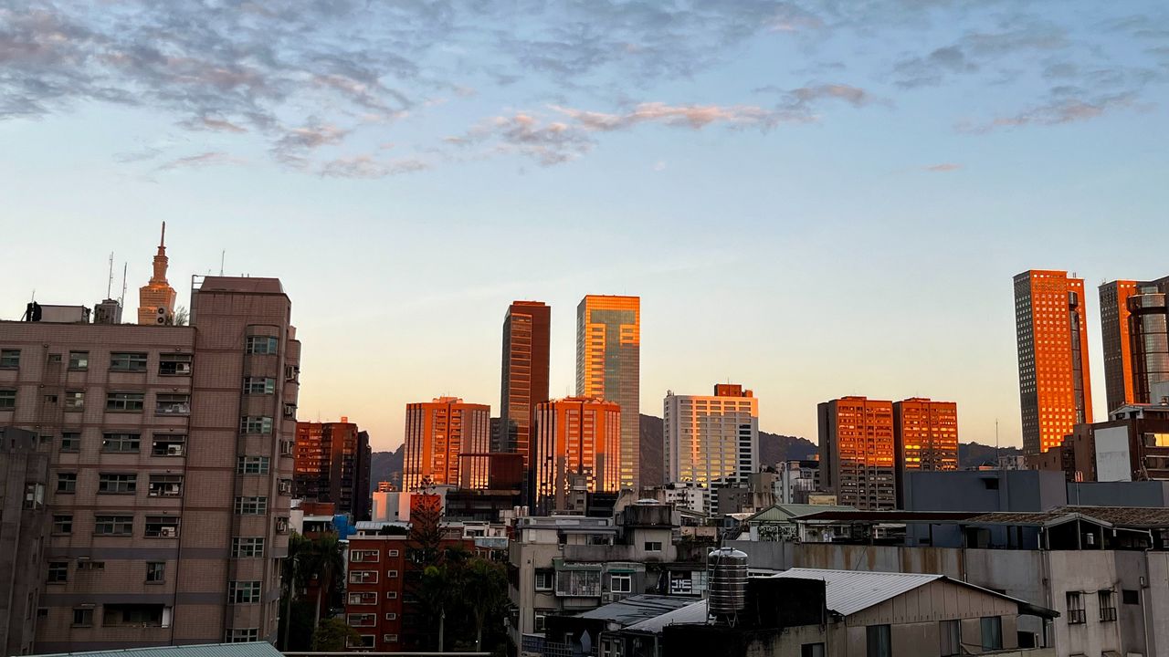 斜陽映照着台北的高樓大廈。