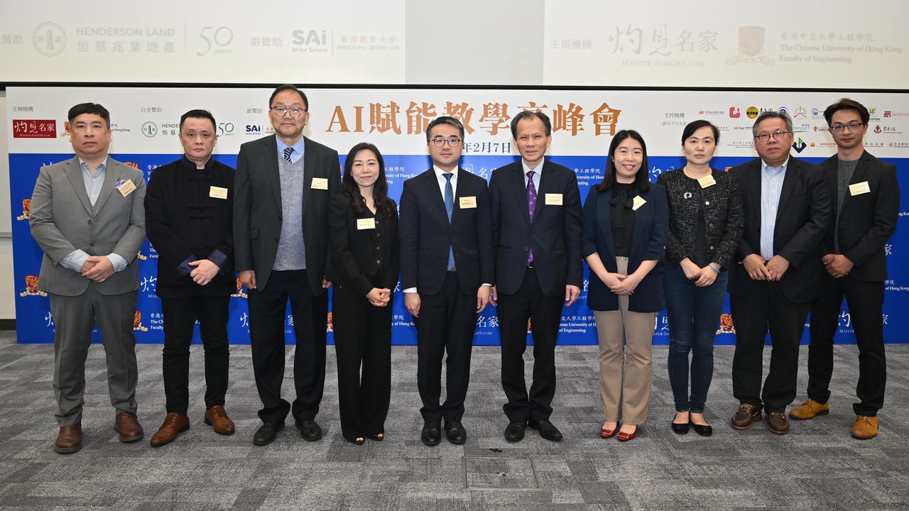 （左起）講者馮穎匡博士、鄧飛校長、黃錦輝教授，恒基地產代表、李兆基基金幹事張玉萍，教育局副局長施俊輝，灼見名家社長文灼非，SAi Tech Limited總經理何贇婷，講者楊紅霞教授、車品覺、何劍輝。