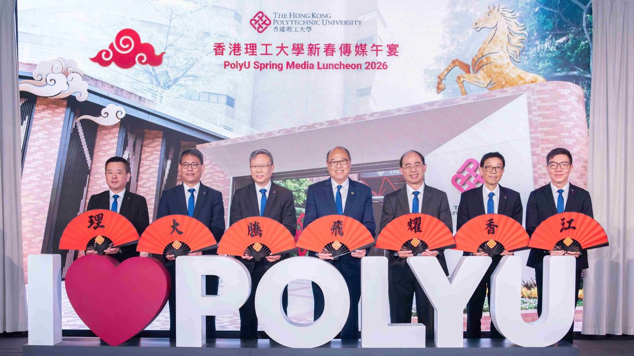 理大校董會主席林大輝博士（左四）、校長滕錦光教授（左三）、常務及學務副校長黃永德教授（右三）、高級副校長（研究及創新）趙汝恒教授（左二）、副校長（教學）曹建農教授（右二）、副校長（學生及環球事務）楊立偉教授（左一）、暫任副校長（校園及設施）劉文彪博士（右一）手持充滿新年氣氛的紅扇，組成「理大騰飛耀香江」，寓意理大發展再創高峰，馬到功成。