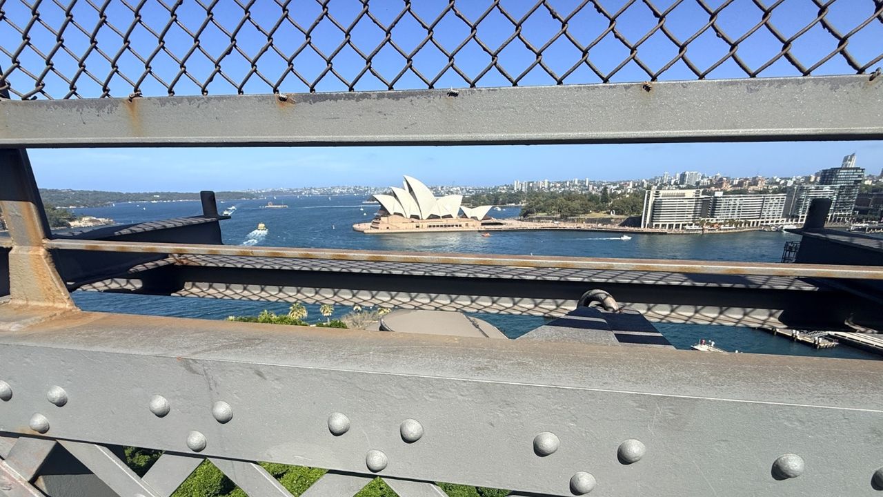 途經悉尼港，看到在之前一天沒有看到的泊在碼頭的郵輪，不期然也反思着香港的郵輪碼頭。