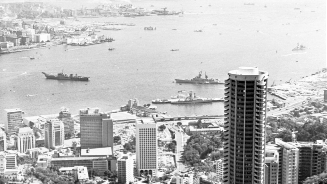 香港半山及中區東部的面貌,右前方是世紀大廈,攝於1971年3月23日。(政府檔案處)