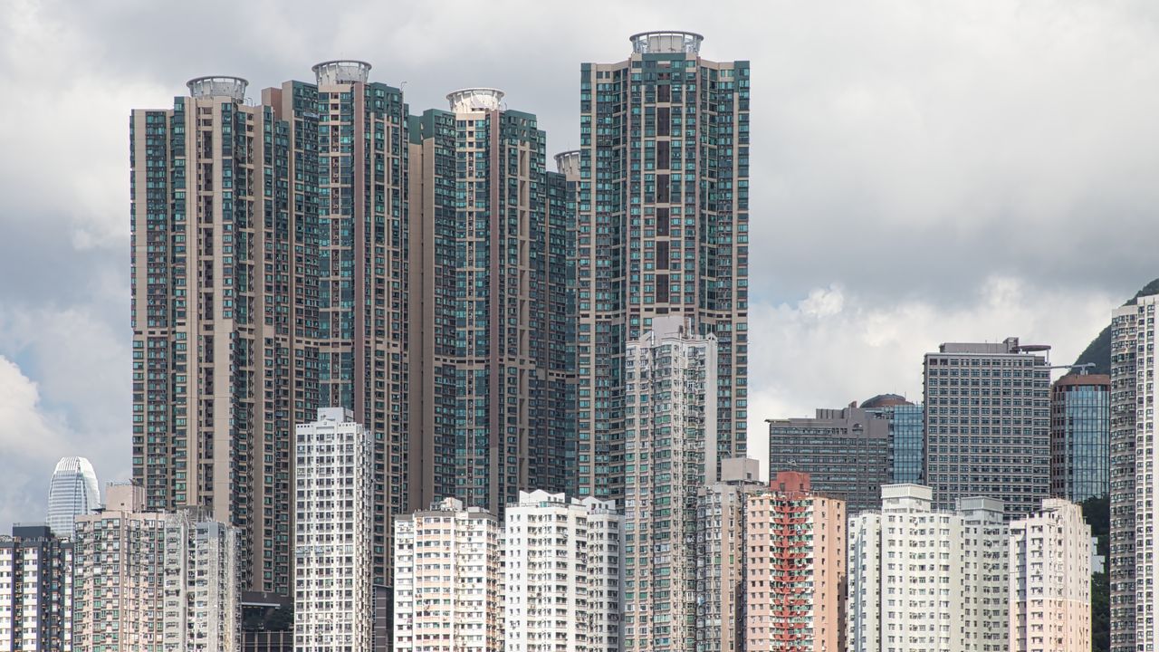 樓宇買賣,買家可以放假,業主則未能放假,如果有合價錢的offer,就算業主唔飛返嚟香港簽約,物業代理都會送去畀佢簽。(Shutterstock)