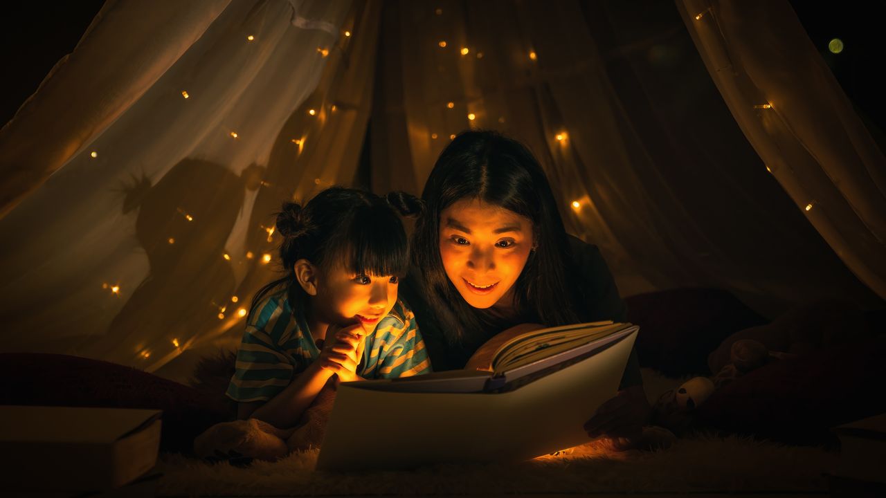 晚上講故事，孩子偏愛聽令人狂笑的那類。（Shutterstock）