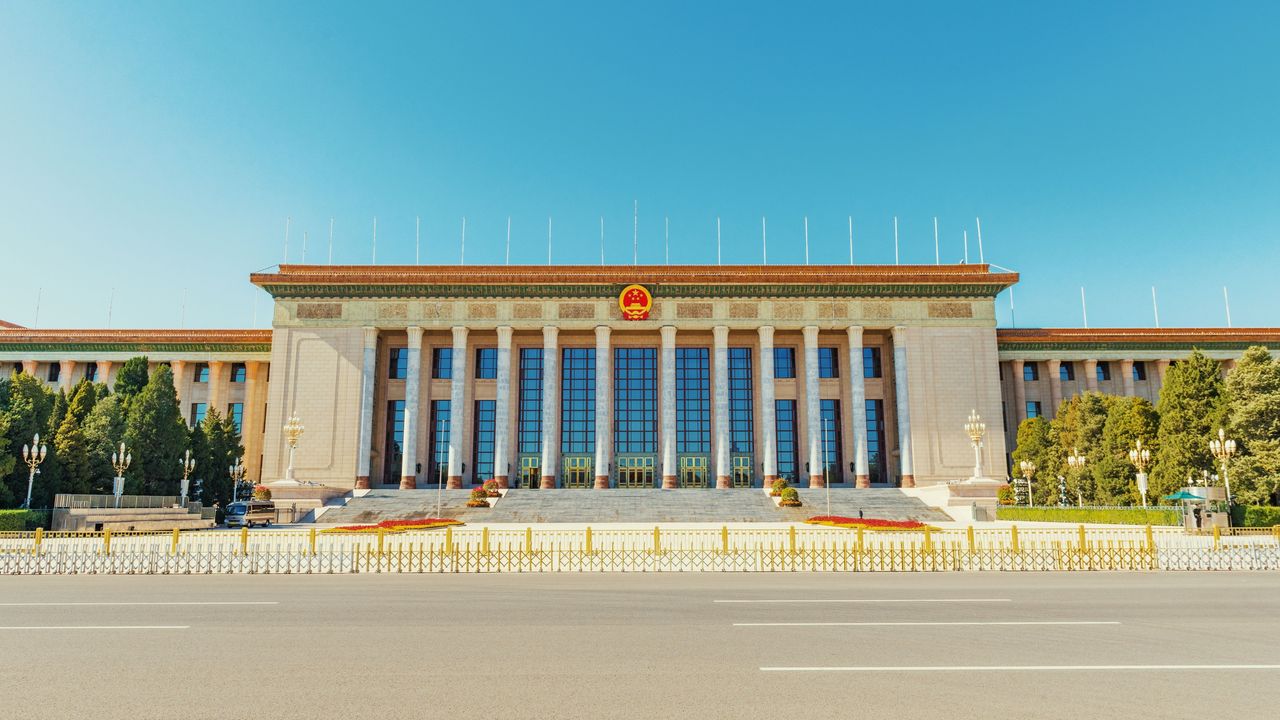 若民建聯要贏得香港市民的信任和支持，不能只靠炫耀我們和北京的密切關係；更要讓人們看到，我們藉着這關係為香港的利益服務。（Shutterstock）