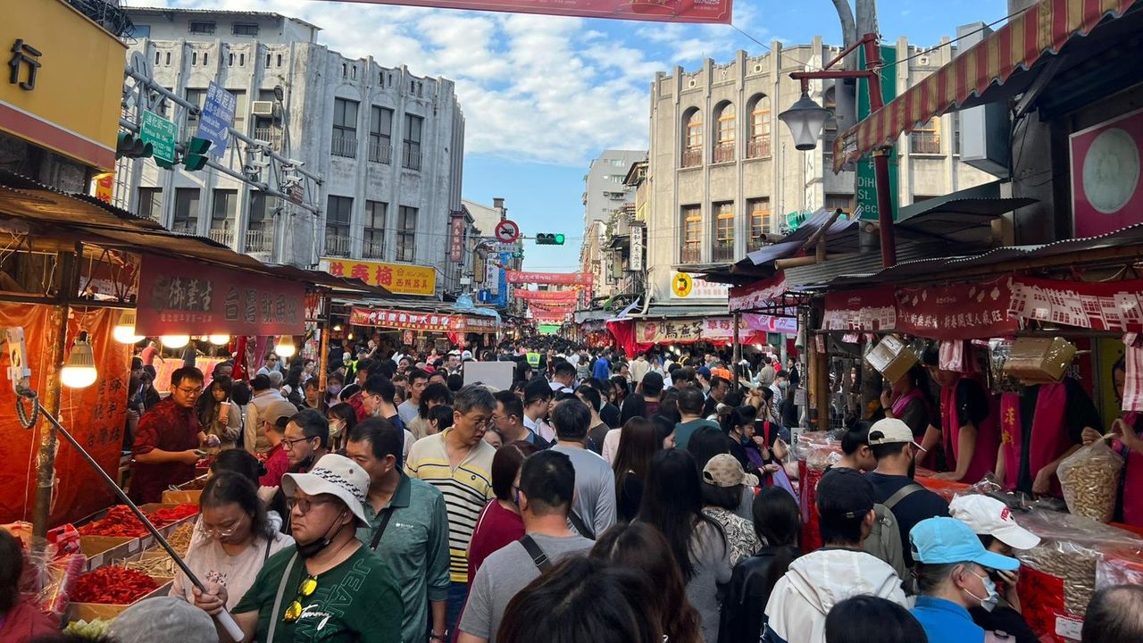 大稻埕迪化街由南北貨集散地搖身一變成為年貨大街。