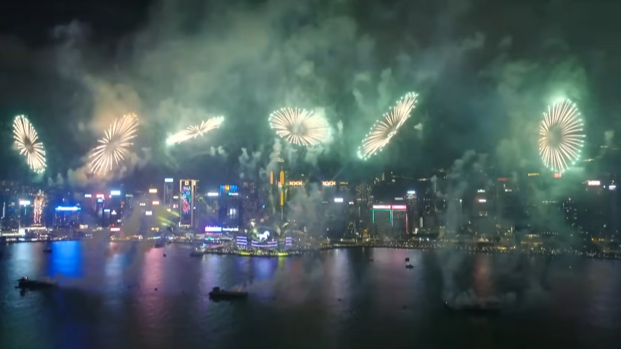 新年希望年輕人好好讀書，加強我城的人才實力；成年人勇於為香港創業或加大投資，逆轉香港的經濟萎靡；老年人多做義工，以綿力填補社會問題的缺口。（煙花直播截圖）