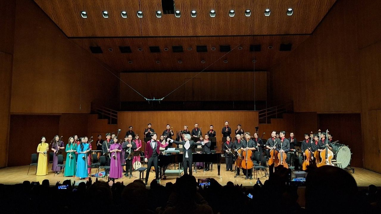 樂隊演奏《金蛇狂舞》，為音樂會畫上歡欣的句號。（香港紫荊中樂團Facebook）