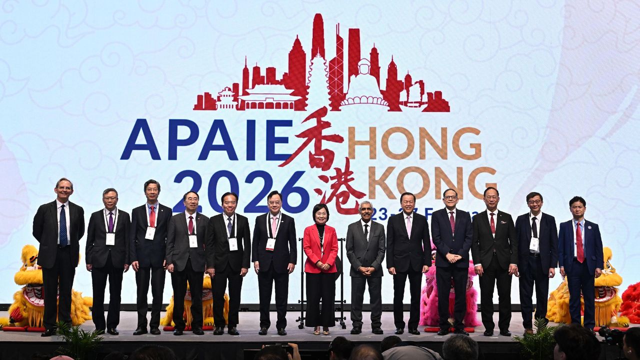 2026亞太國際教育協會年會暨展覽開幕典禮今日(2月24日)舉行。教育局局長蔡若蓮博士(中)、大學校長會召集人暨香港中文大學校長盧煜明教授(左六)、亞太國際教育協會主席Venky Shankararaman教授(右六)在典禮上與其他嘉賓合照。