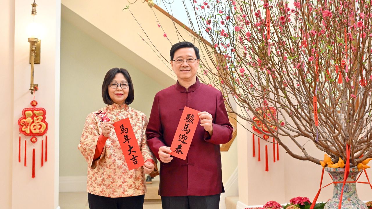 特首李家超除夕（2月16日）發表農曆新年賀辭。李家超與夫人祝香港各行各業一馬當先，大家馬到功成，馬年如意吉祥！