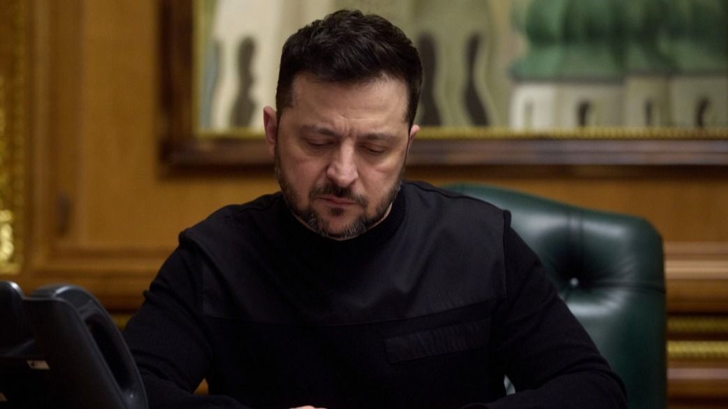 戰爭爆發後,澤連斯基選擇留下來,並在2月24號當天和多名政府高層一起站在基輔街頭直播,表明烏克蘭不投降。(烏克蘭政府網)