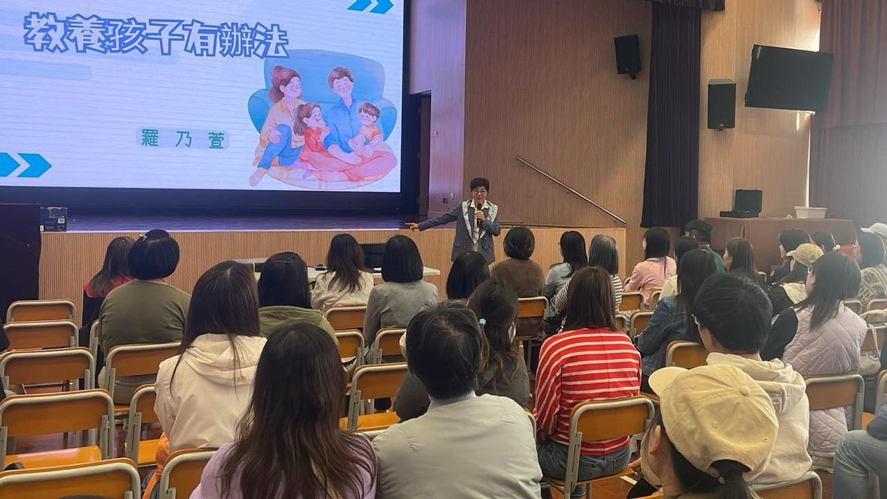 每趟面對家長們的提問，我總是苦口婆心的規勸。（羅乃萱Facebook）