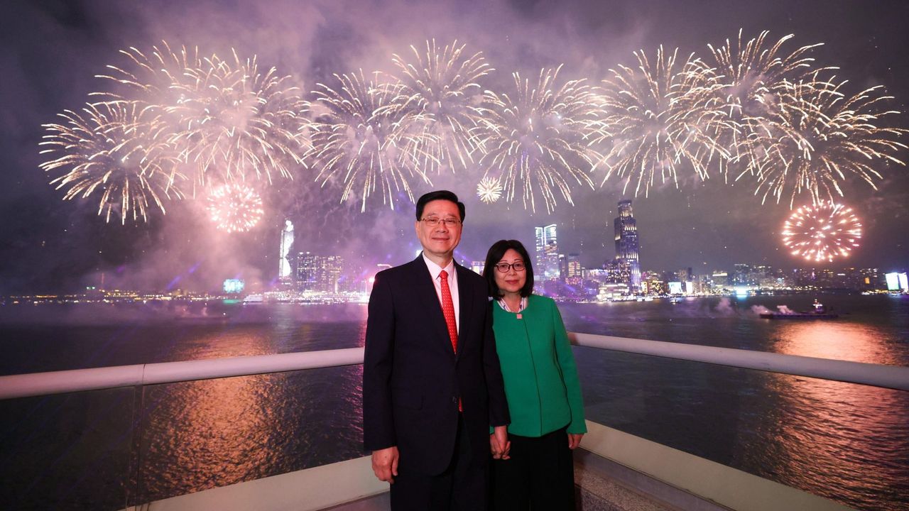 新年希望年輕人好好讀書，加強我城的人才實力；成年人勇於為香港創業或加大投資，逆轉香港的經濟萎靡；老年人多做義工，以綿力填補社會問題的缺口。（李家超Facebook）