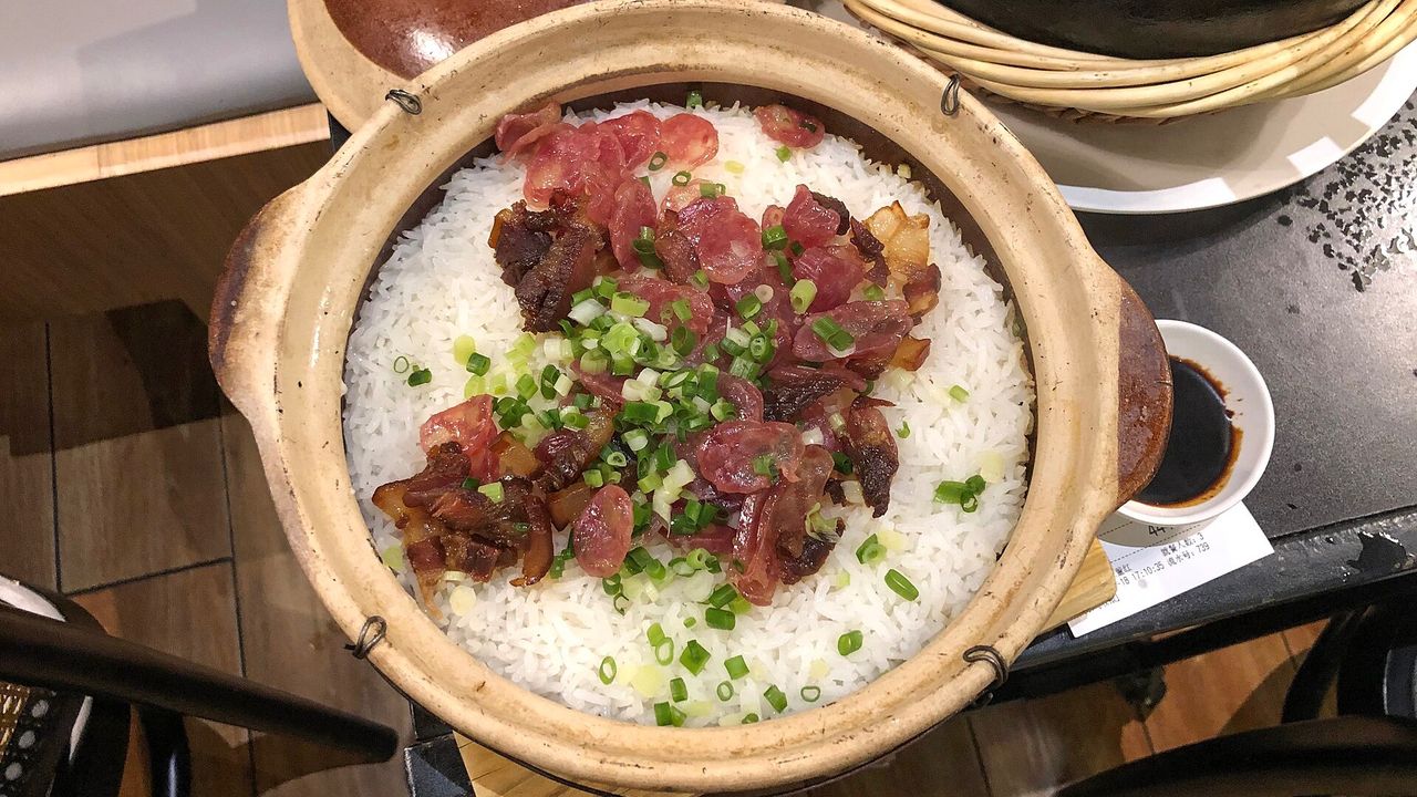 煲仔飯的英文常被翻譯為 Clay Pot Rice,這Clay(陶土)正是整道料理的物理基礎。(Wikimedia Commons)