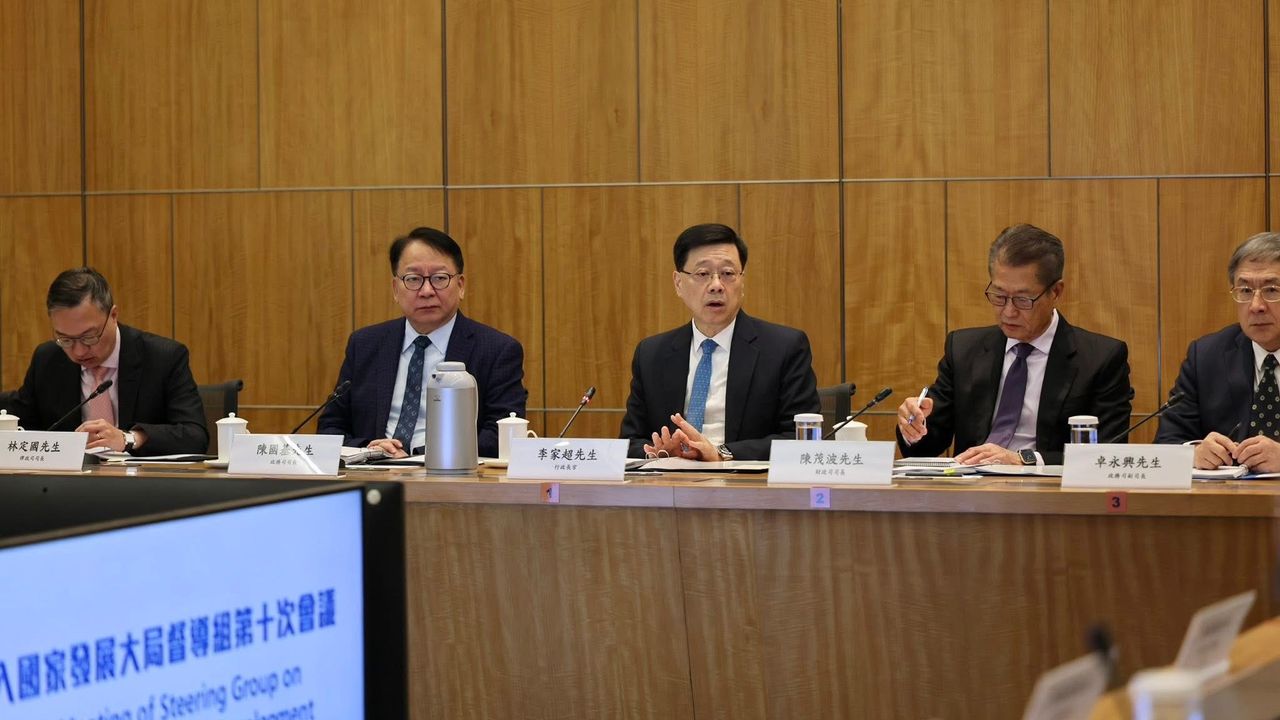 港人在經濟上對市場有信心，但對政府能夠搞好經濟的信心卻不大；現在由「積極不干預」演變為政府制定五年規劃，到底港人信心有多少？（李家超 Facebook）