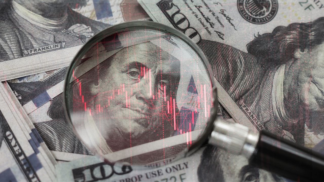 據彭博社報道有關美國財政部上周三公布數據，海外投資者去年淨購買1.55萬億美元美國長期金融資產，其中美國國債淨流入4427億美元。（Shutterstock）